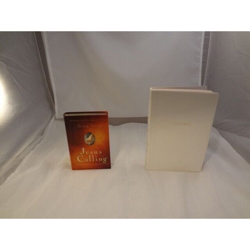 NKJV, Gift and Award Bible, Leather-Look, White, Red Letter & Jesus Calling